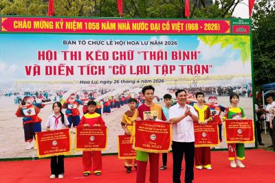 THÀY TRÒ NHÀ TRƯỜNG THAM GIA HỘI THI KÉO CHỮ THÁI BÌNH VÀ DIỄN TÍCH CỜ LAU TẬP TRẬN